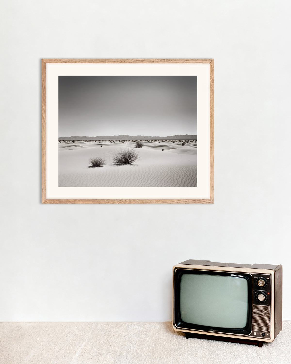 Póster de Exploraciones abstractas urbanas en blanco y negro, desierto, con marco de madera natural