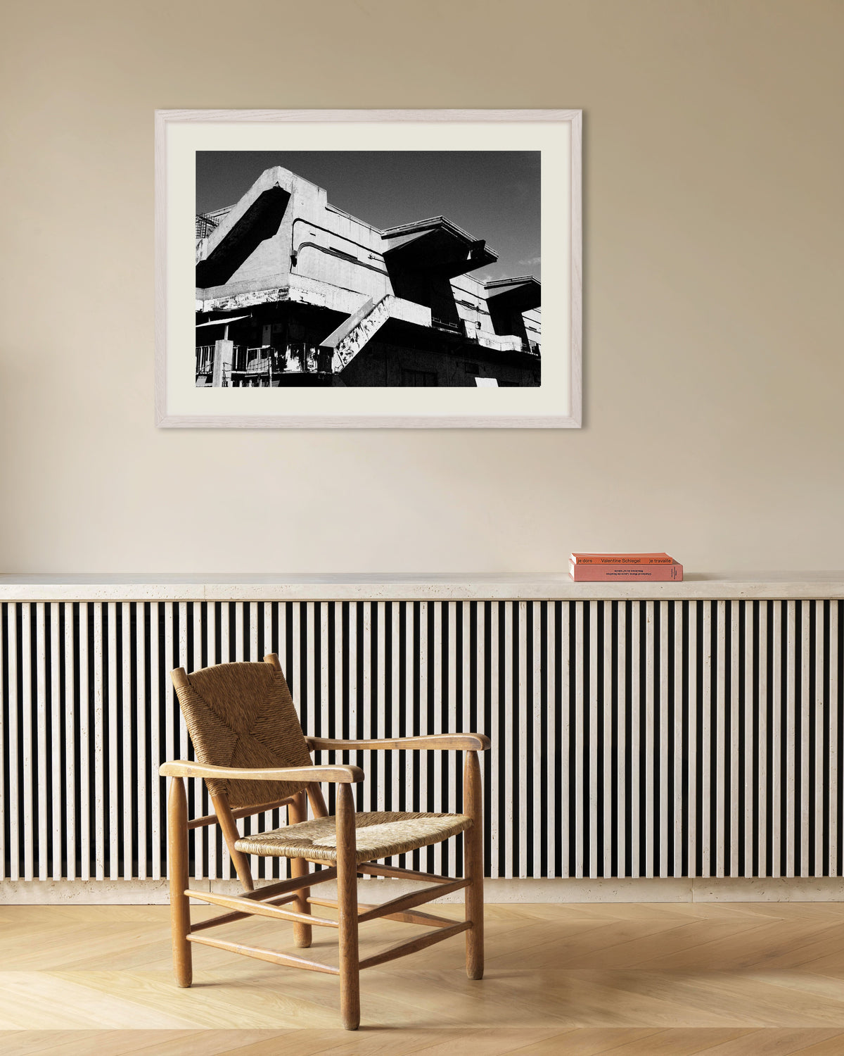 Póster «Pabellón de hormigón envejecido», con marco de madera blanca
