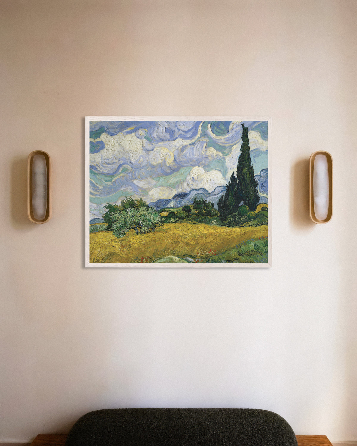 Póster de Campo de trigo con cipreses (1889), de Vincent van Gogh, con marco de madera blanca