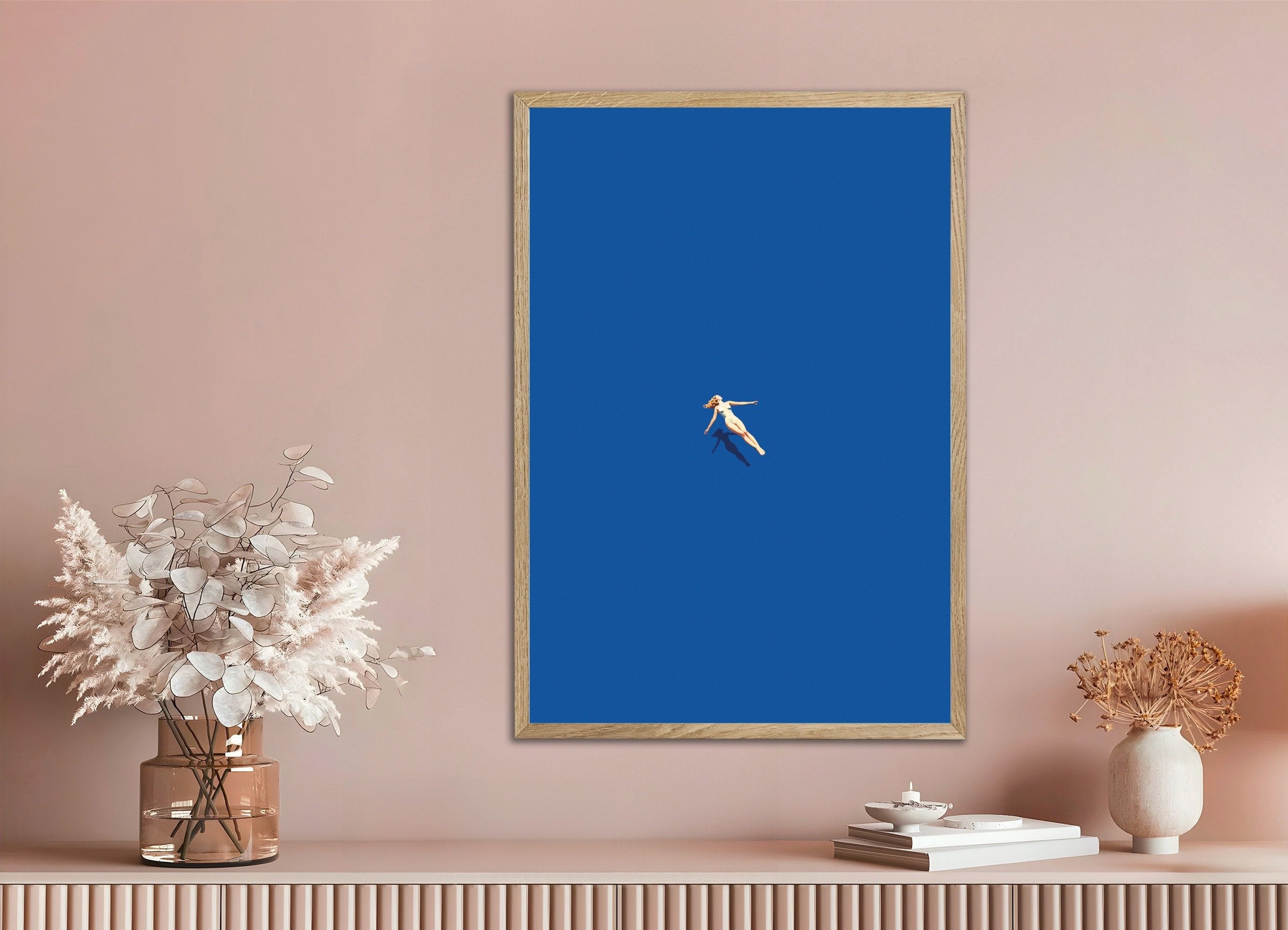 Mujer flotando en el agua, póster de SPA