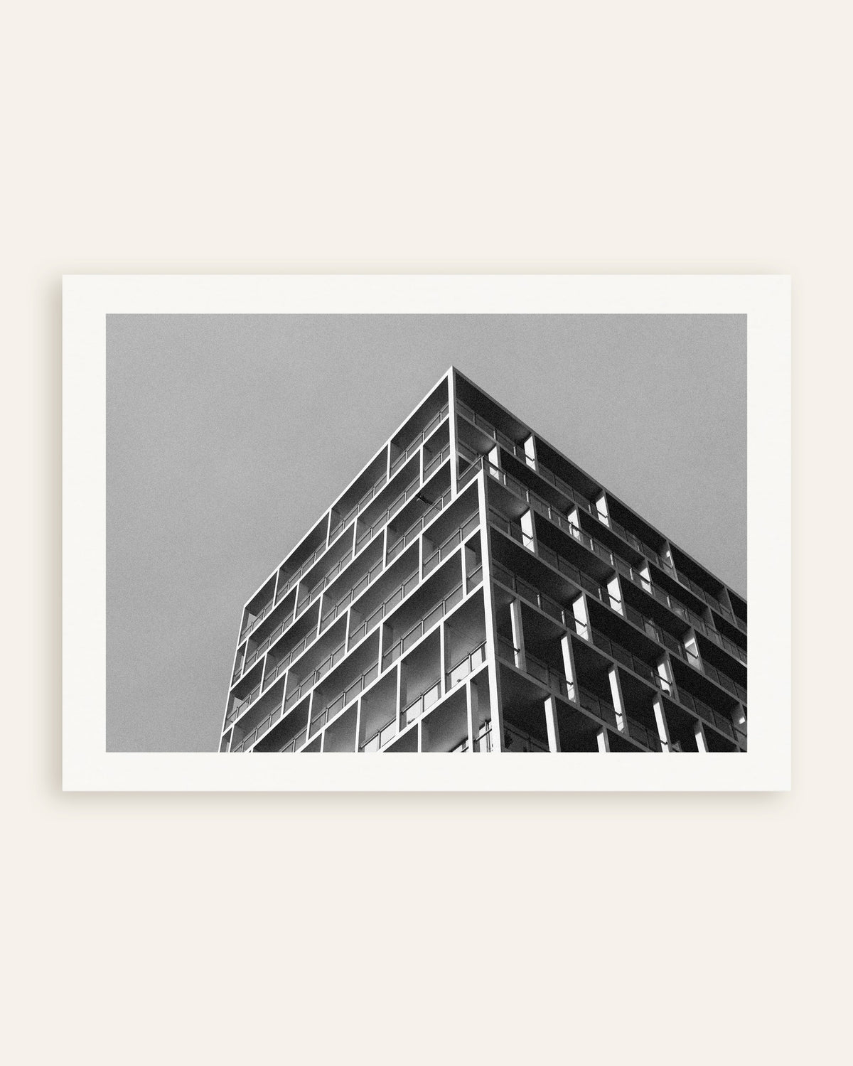 Póster «Rincón de balcón bajo un cielo gris», miniatura