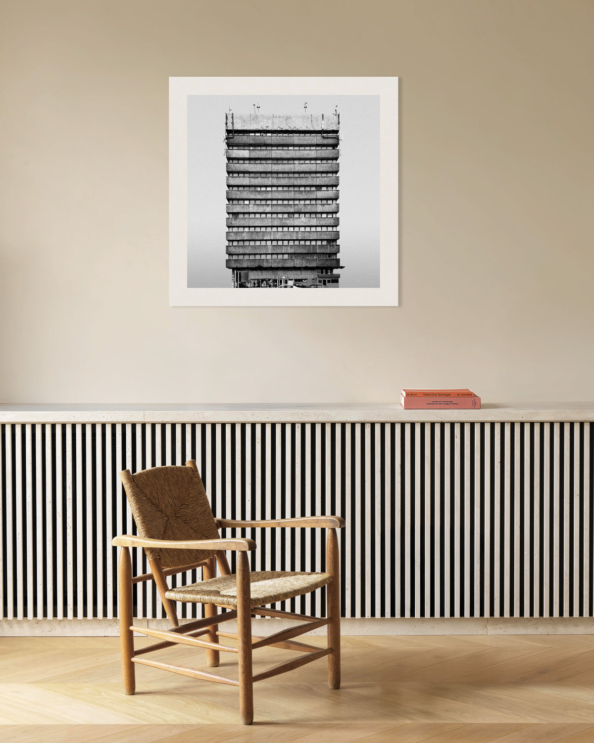 Póster «Torre de oficinas con bandas»