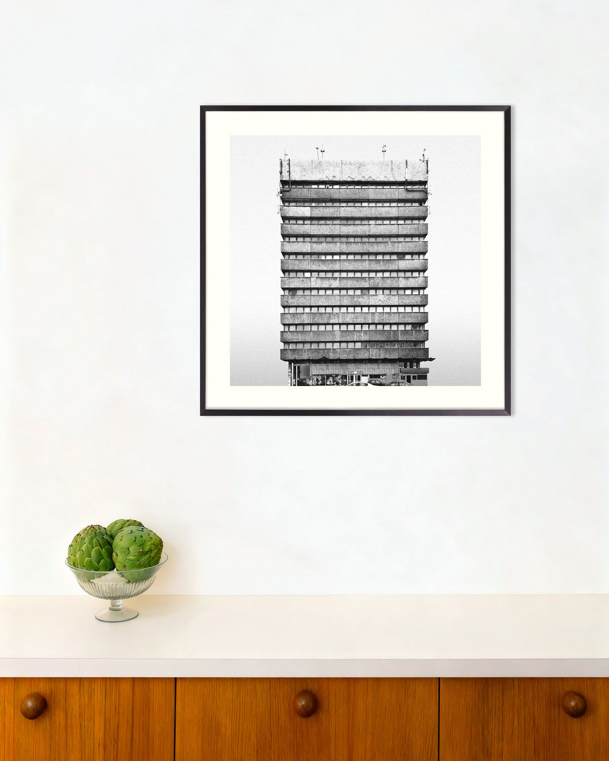 Póster «Torre de oficinas con bandas», con marco metálico