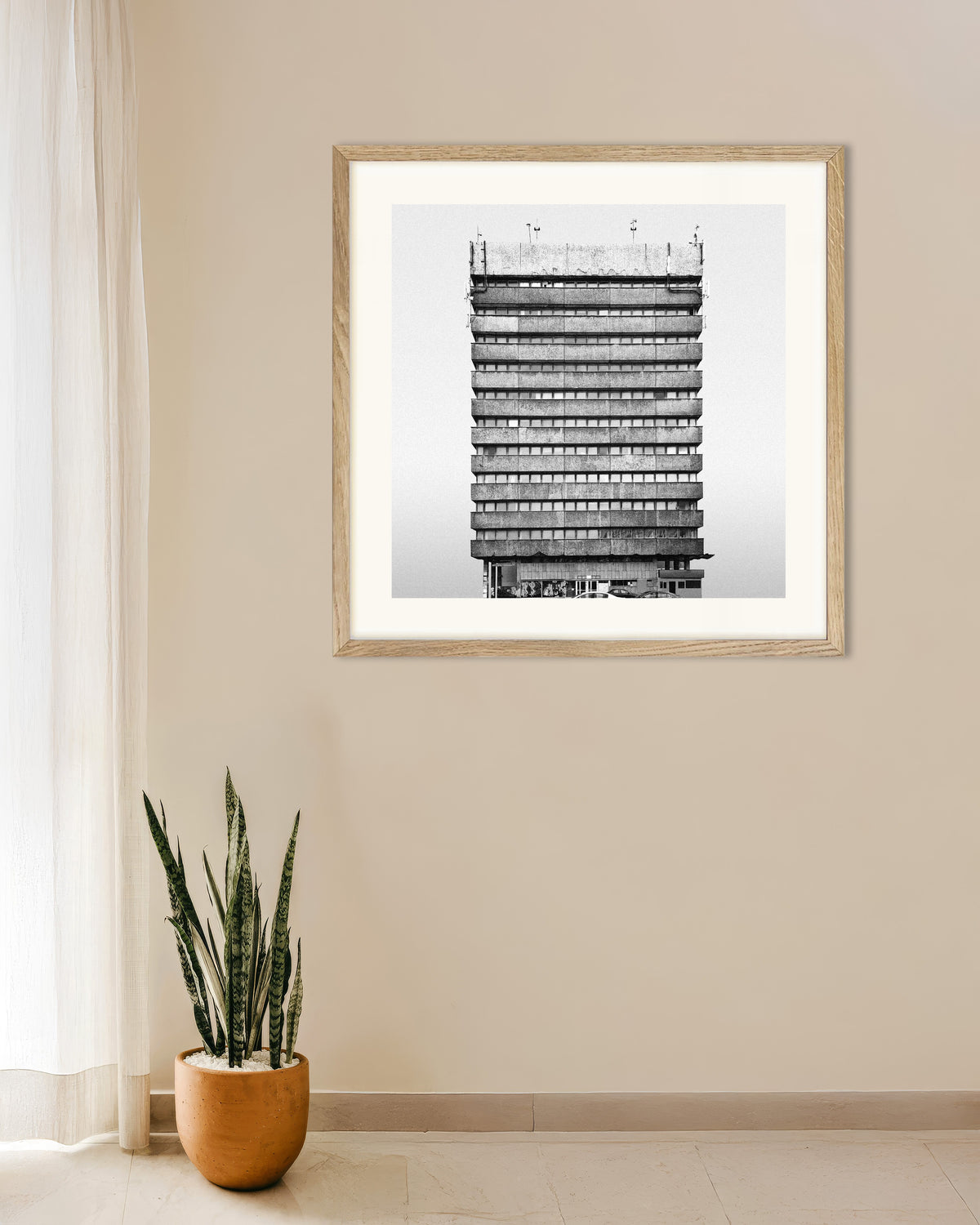Póster «Torre de oficinas con bandas», con marco de madera natural