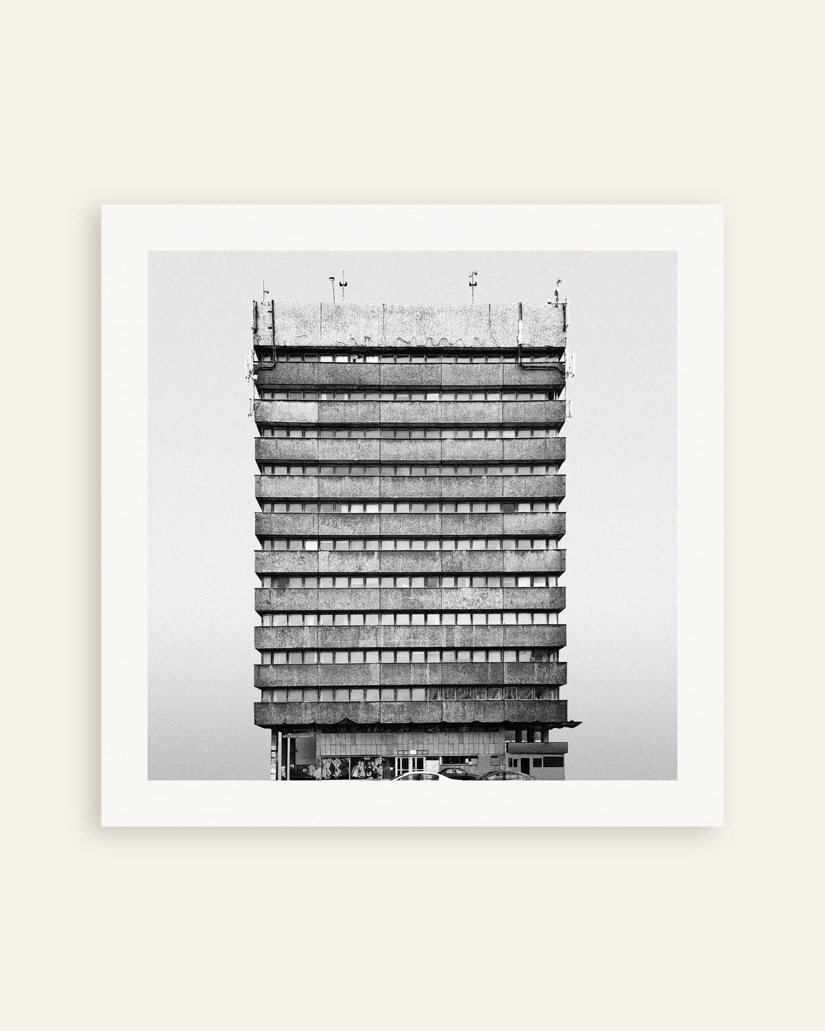 Póster «Torre de oficinas con bandas», miniatura