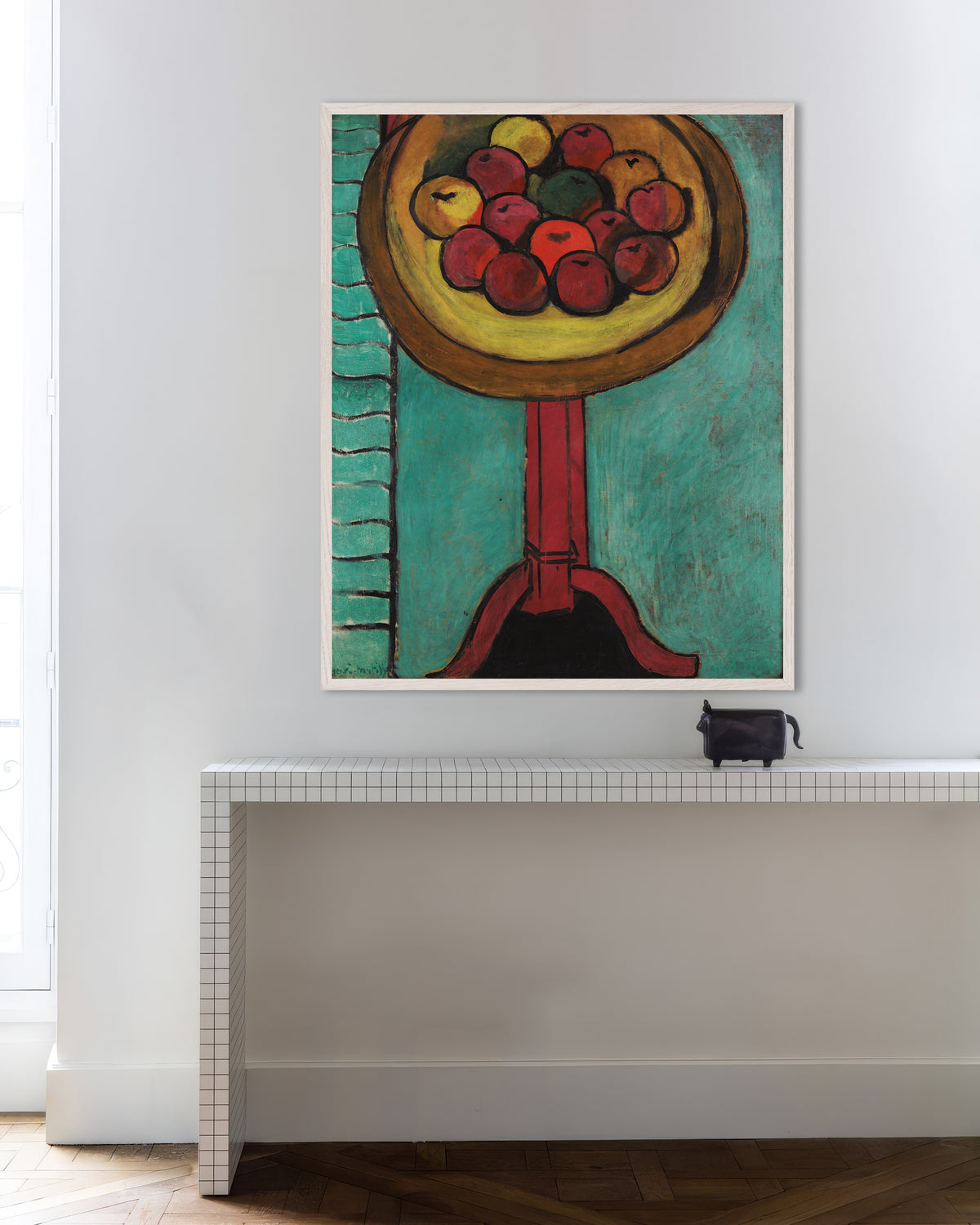 Póster de Cuenco de manzanas sobre una mesa (1916), de Henri Matisse, con marco de madera blanca