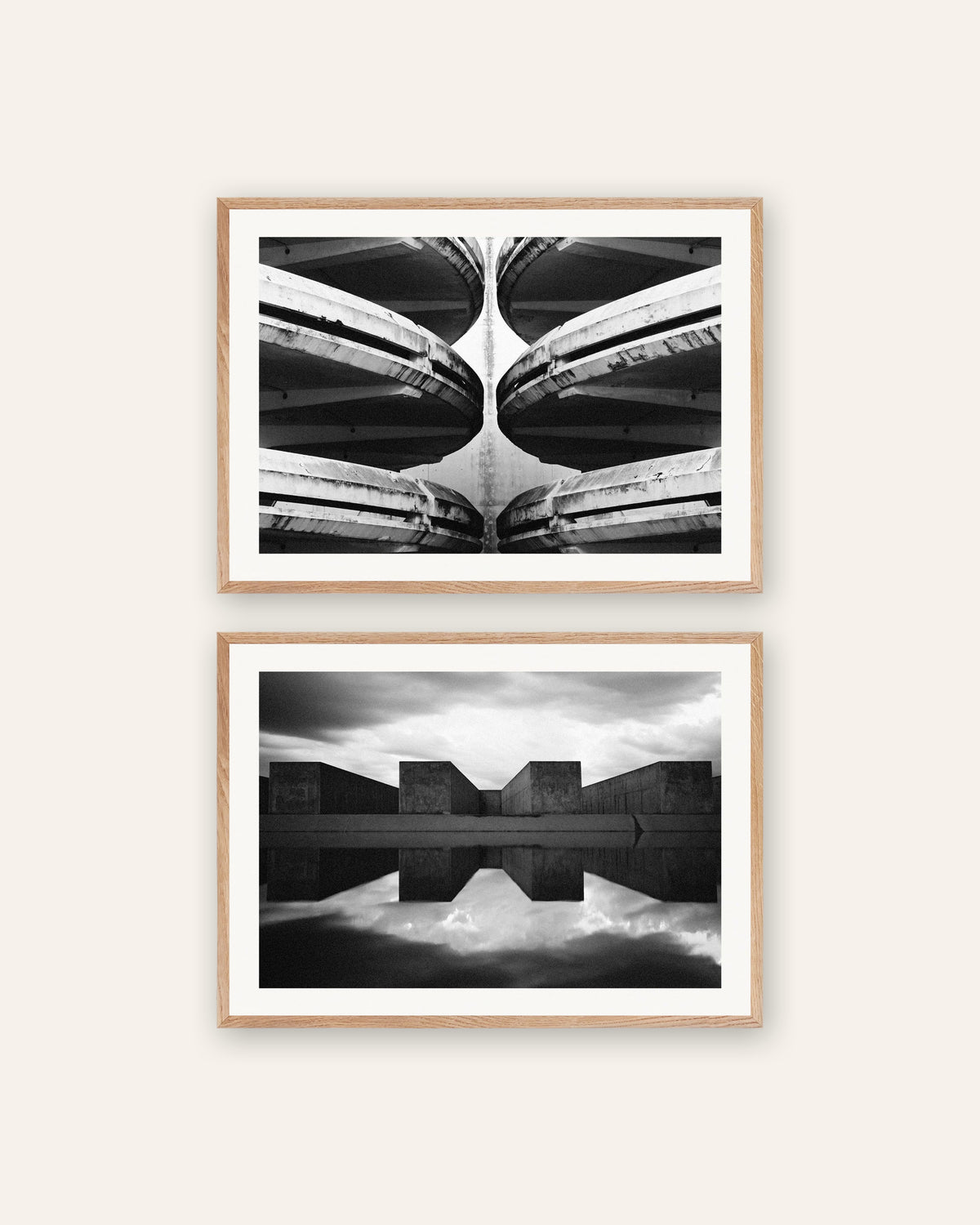 Pósters brutalistas, conjunto de 2: simetría, con marcos de roble natural