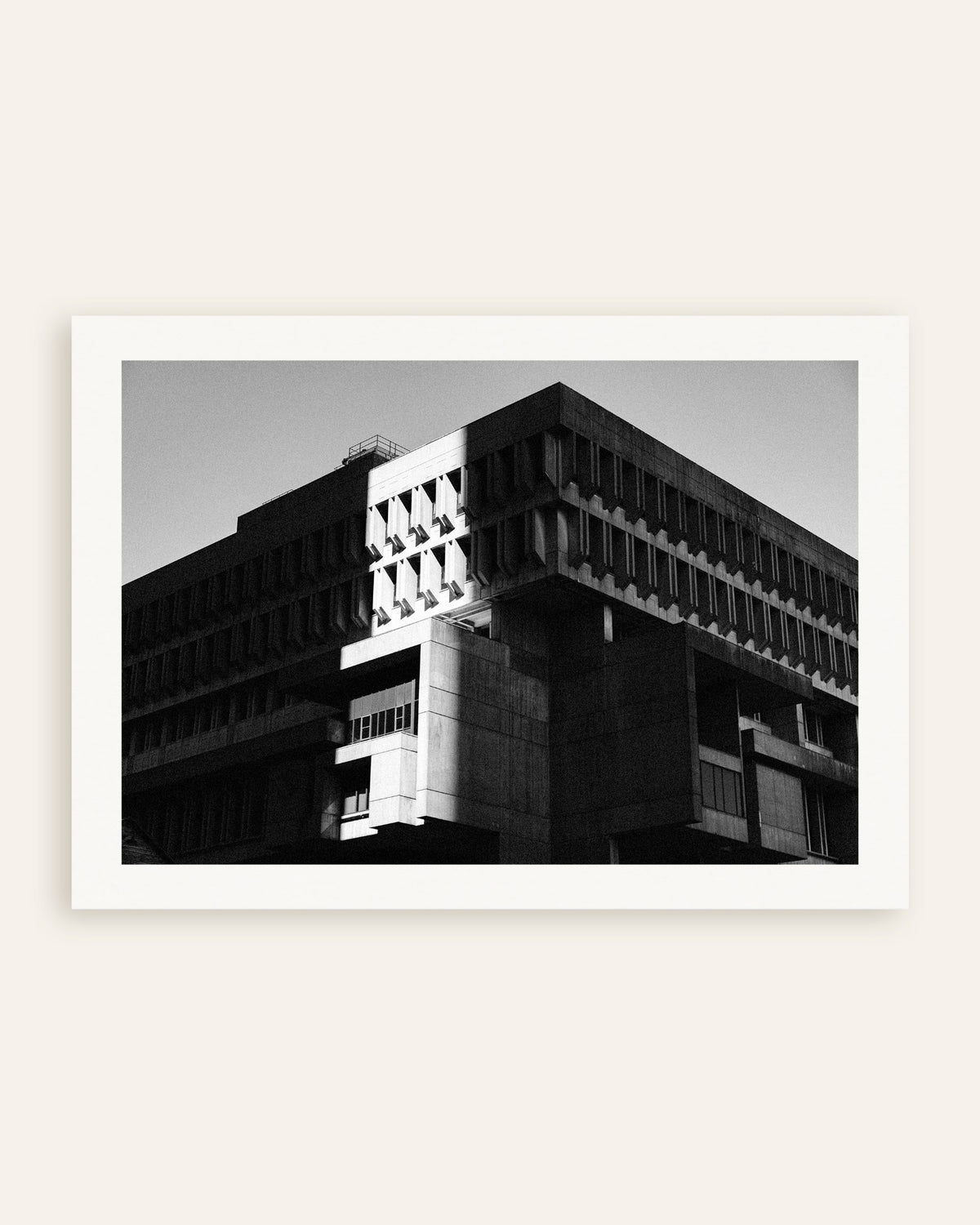 Póster «Edificio cívico al sol y a la sombra», miniatura