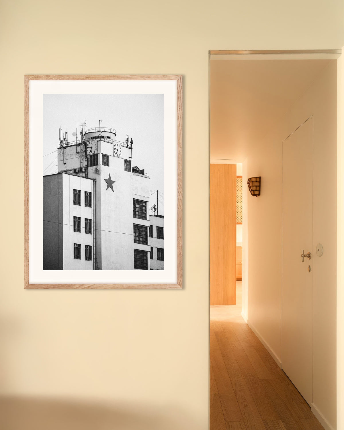 Póster «Torre del reloj con una estrella», con marco de madera natural