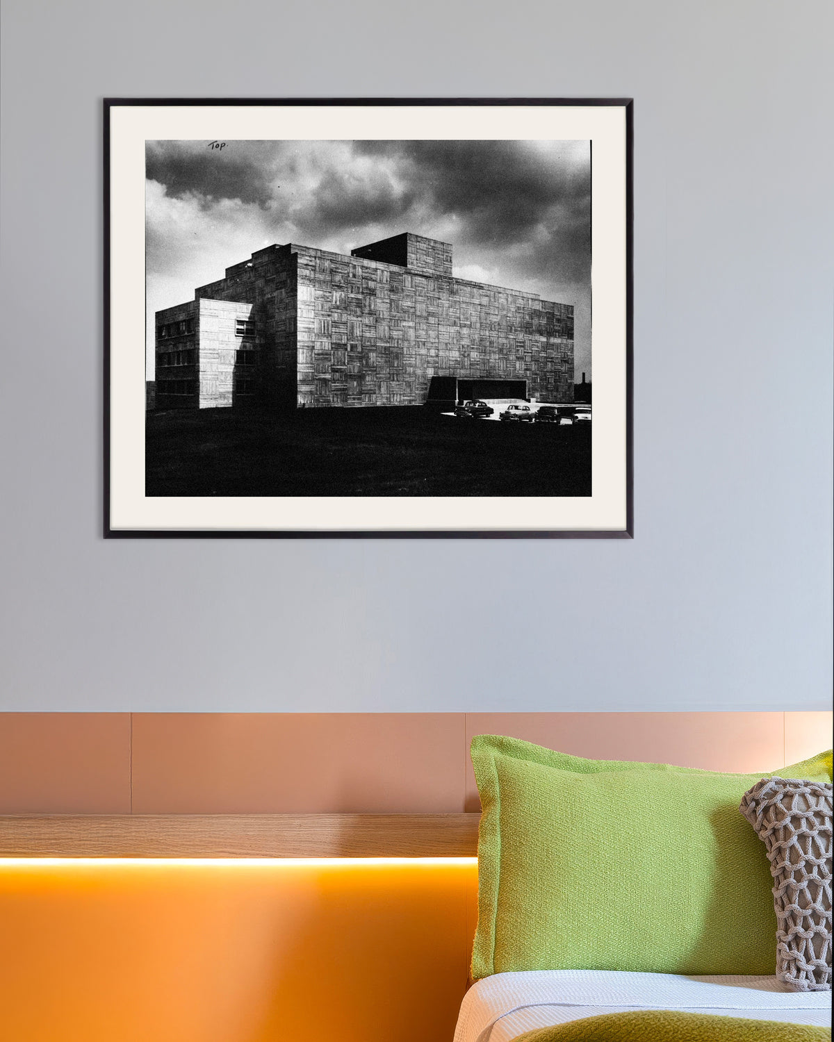 Póster «Edificio de hormigón bajo la tormenta», con marco metálico