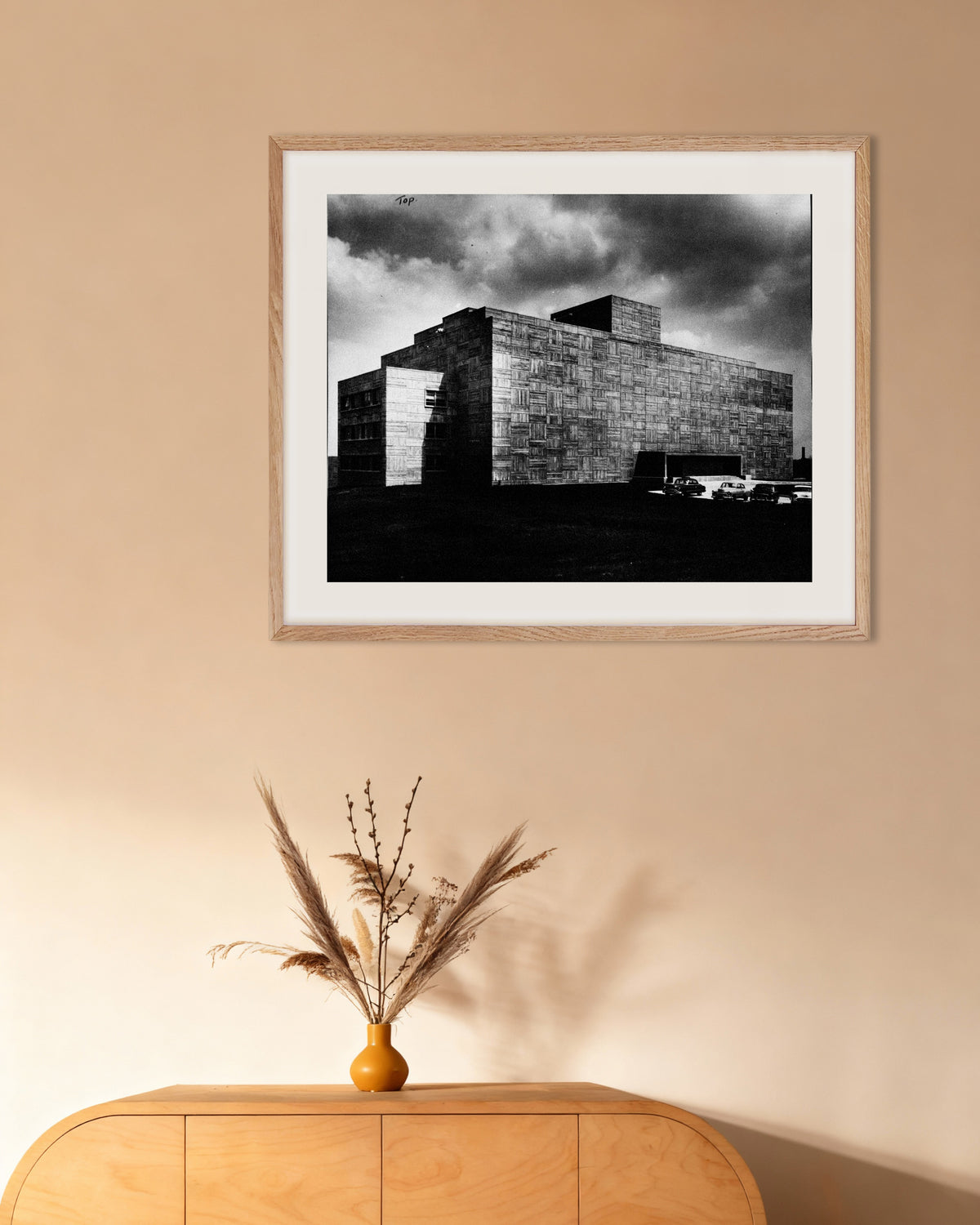 Póster «Edificio de hormigón bajo la tormenta», con marco de madera natural