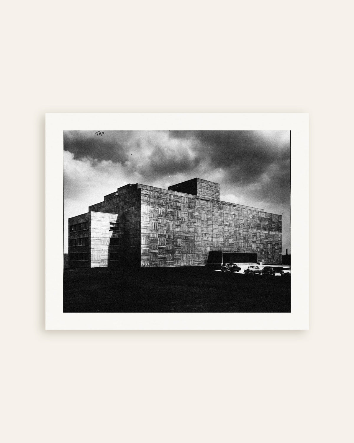Póster «Edificio de hormigón bajo la tormenta», miniatura