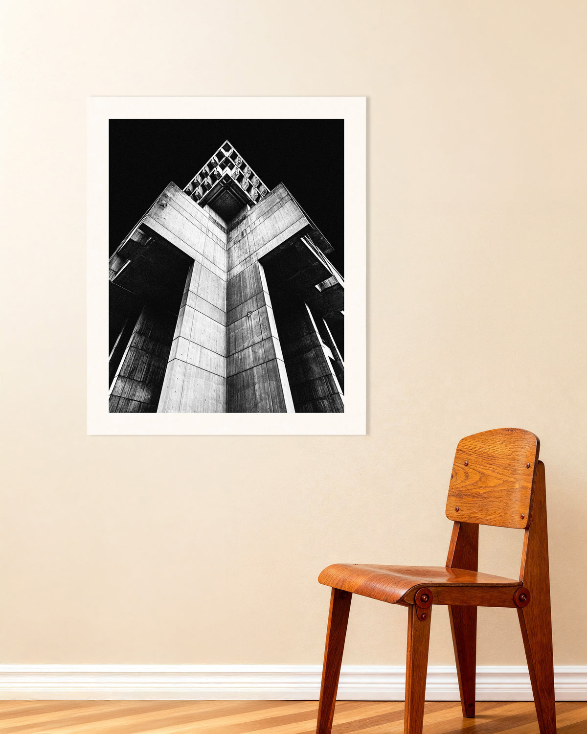 Póster «Torre cruciforme de hormigón de noche»