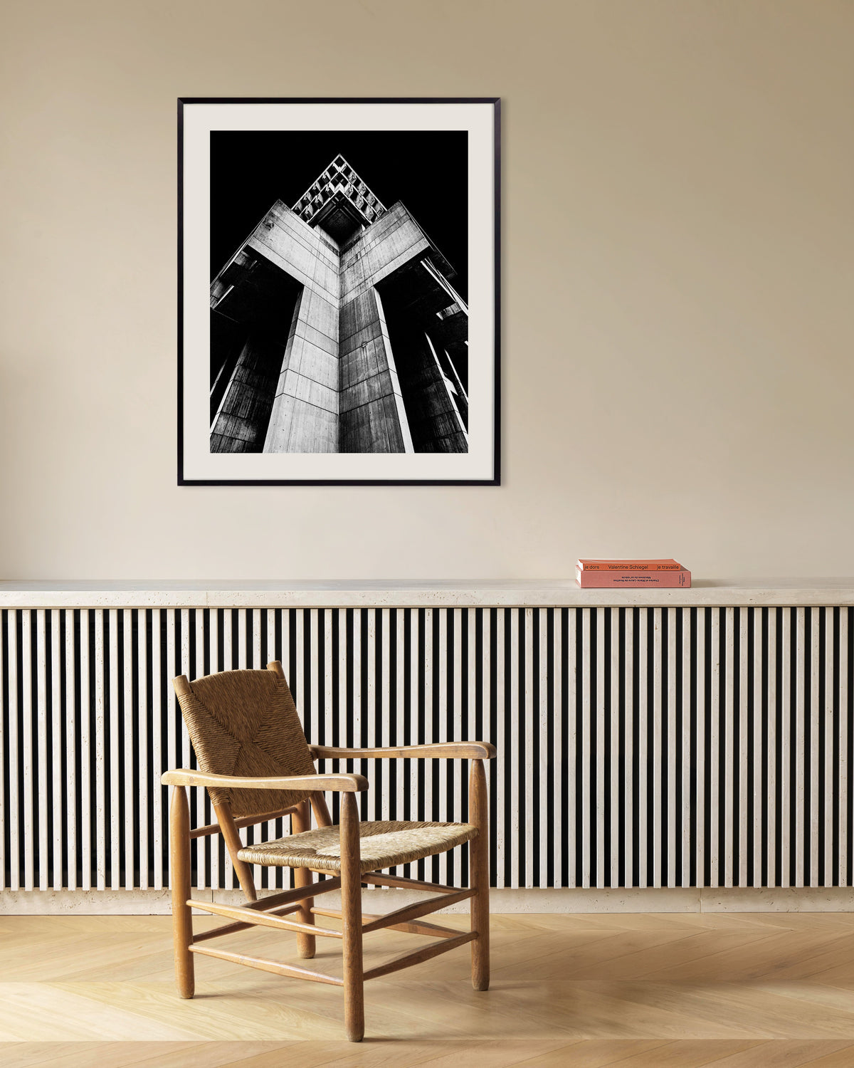 Póster «Torre cruciforme de hormigón de noche», con marco metálico