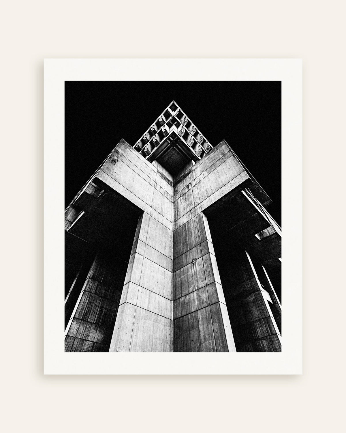 Póster «Torre cruciforme de hormigón de noche», miniatura
