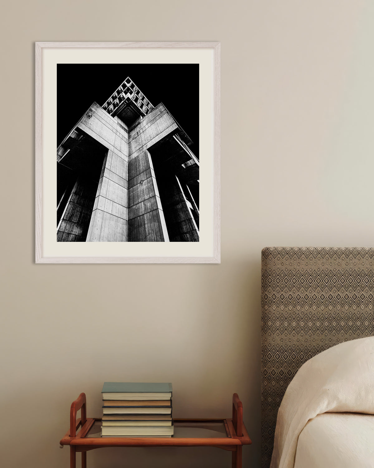 Póster «Torre cruciforme de hormigón de noche», con marco de madera blanca