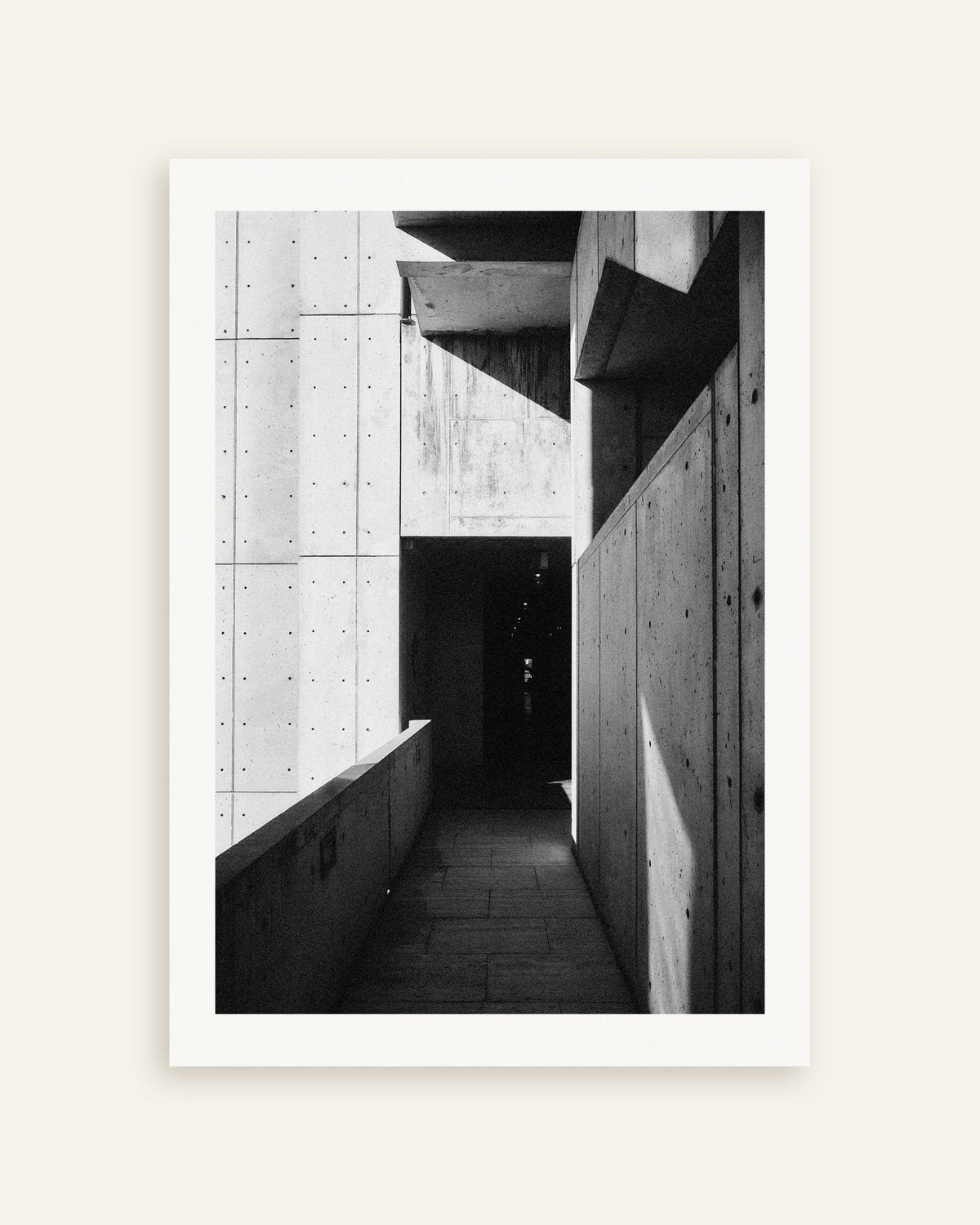 Póster «Pasaje de hormigón entre sol y sombra», miniatura