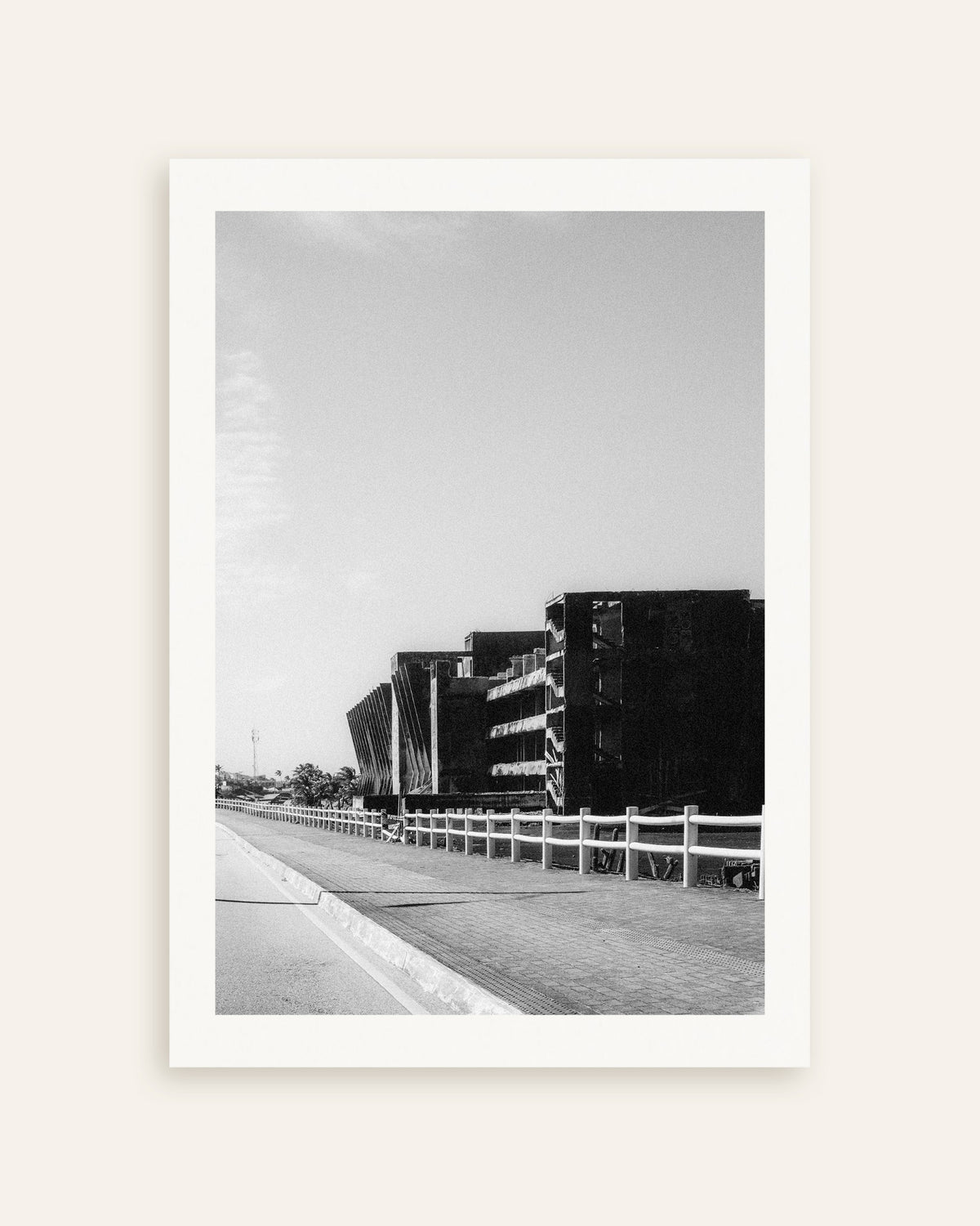 Póster «Ruina de hormigón junto a la carretera», miniatura
