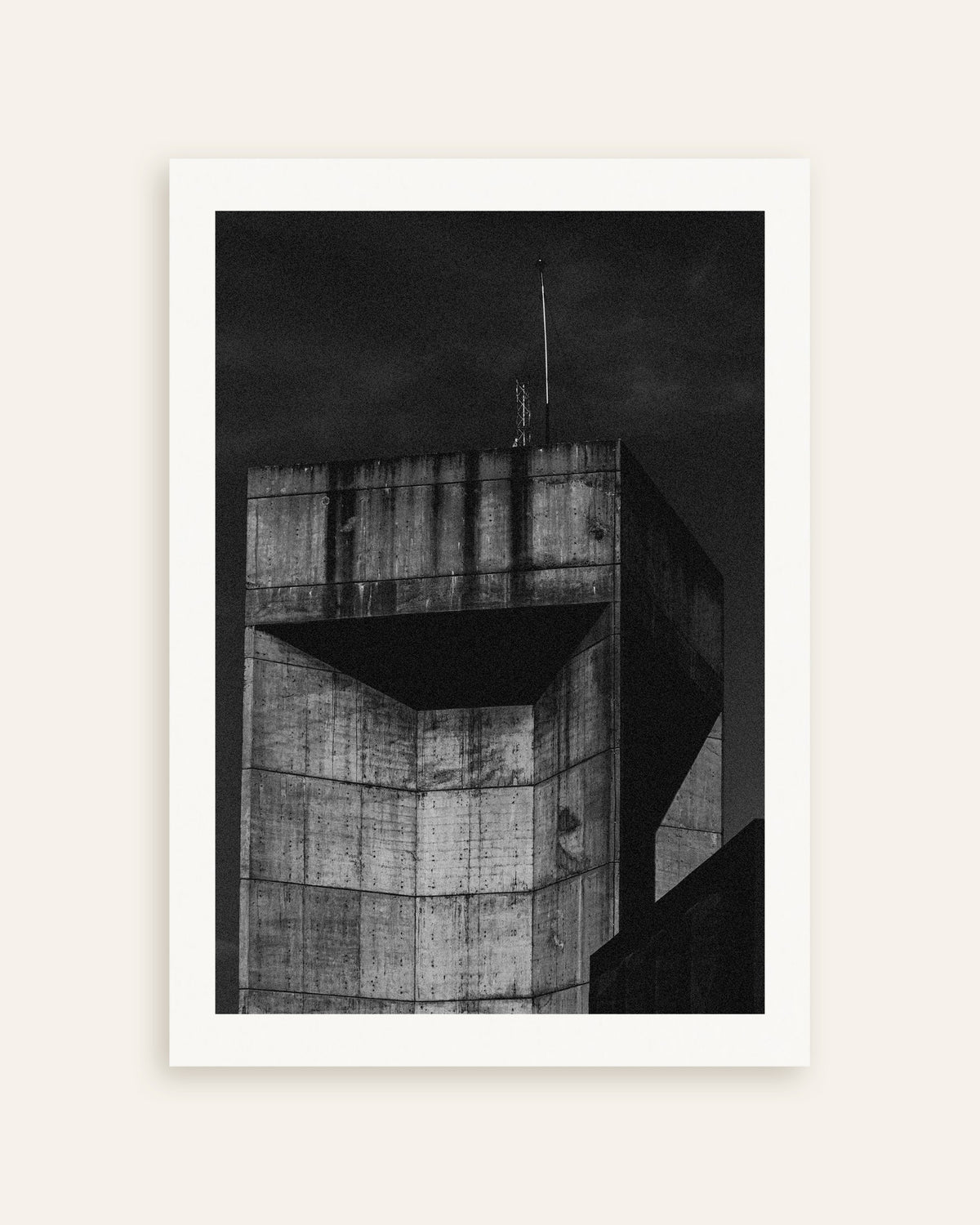 Póster «Cima de una torre de hormigón por la noche», miniatura