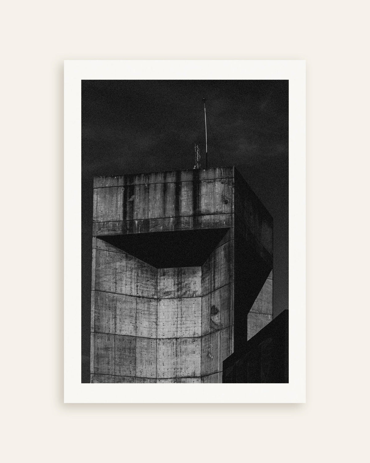Póster «Cima de una torre de hormigón por la noche», miniatura