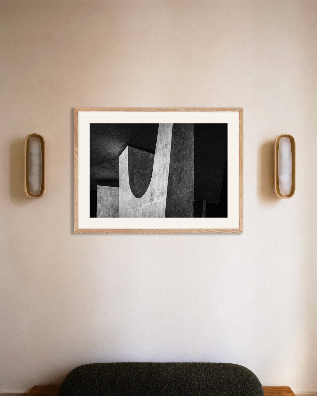 Póster «U de hormigón entre sombras», con marco de madera natural