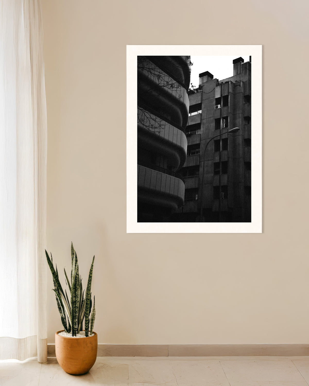 Póster «Fachada curva y torre de hormigón»