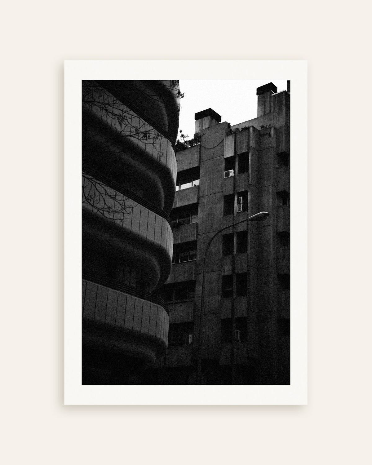 Póster «Fachada curva y torre de hormigón», miniatura