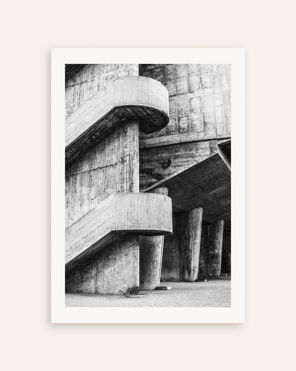 Póster «Rampas curvas y columnas de hormigón», miniatura