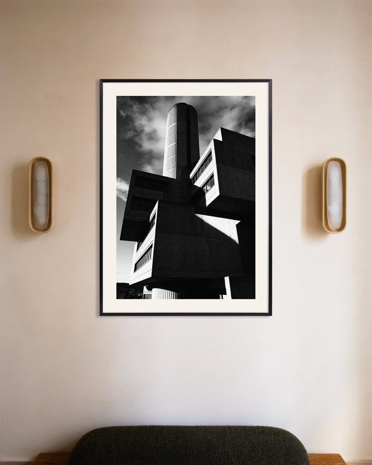 Póster «Torre cilíndrica y bloques flotantes», con marco metálico