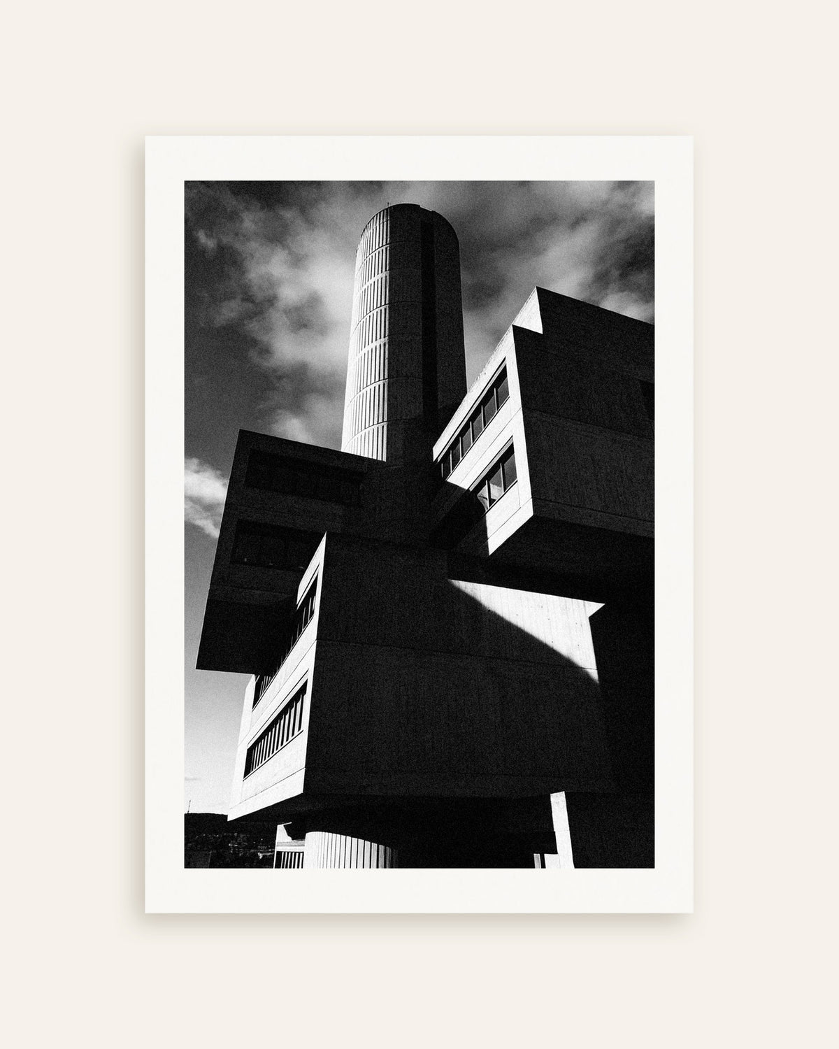 Póster «Torre cilíndrica y bloques flotantes», miniatura