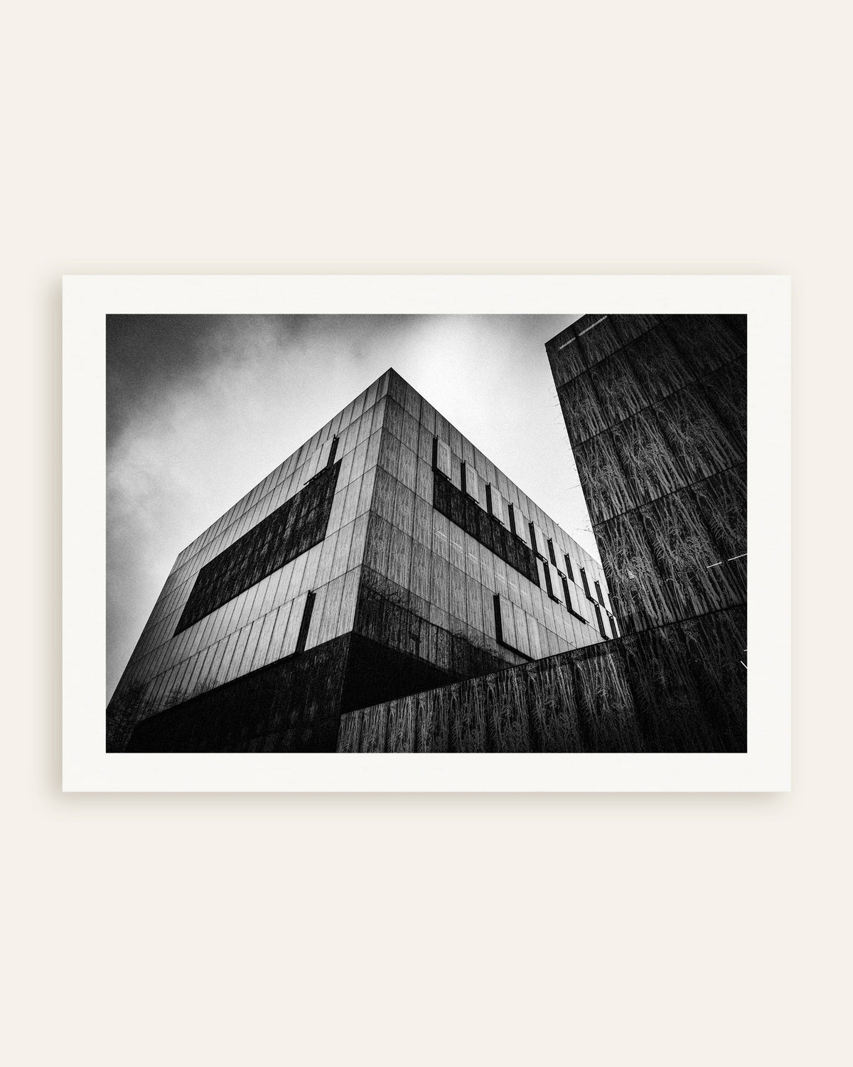Póster «Caja de hormigón oscuro bajo las nubes», miniatura