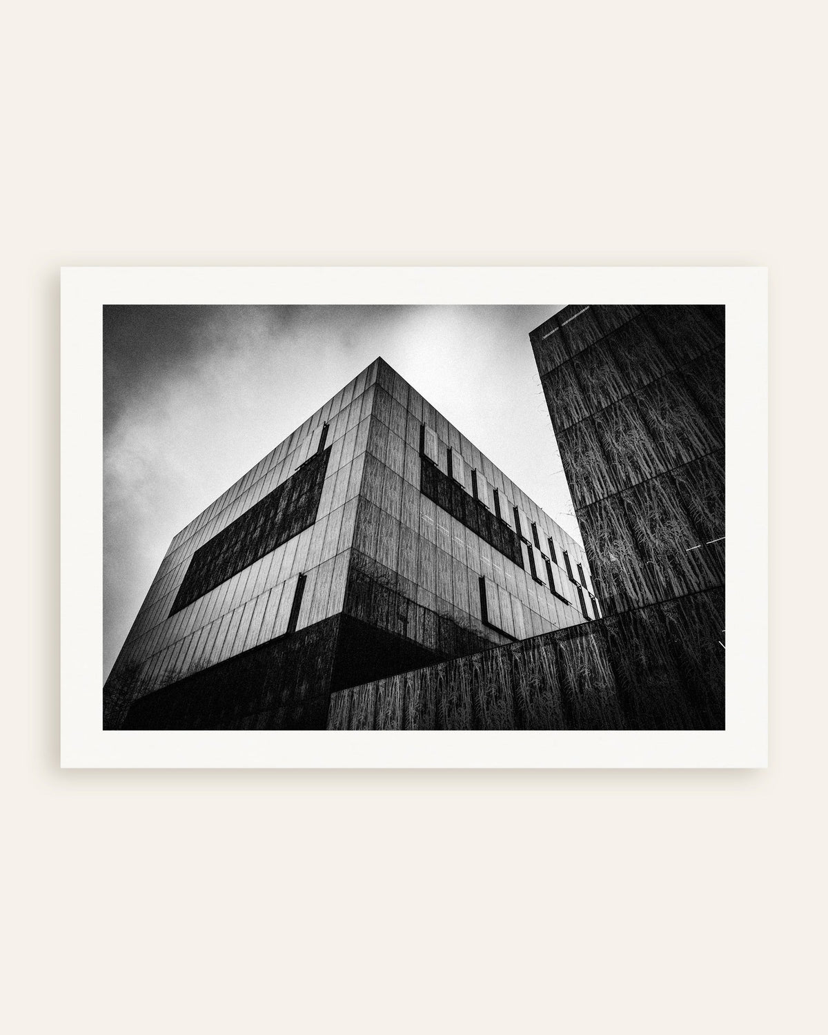 Póster «Caja de hormigón oscuro bajo las nubes», miniatura