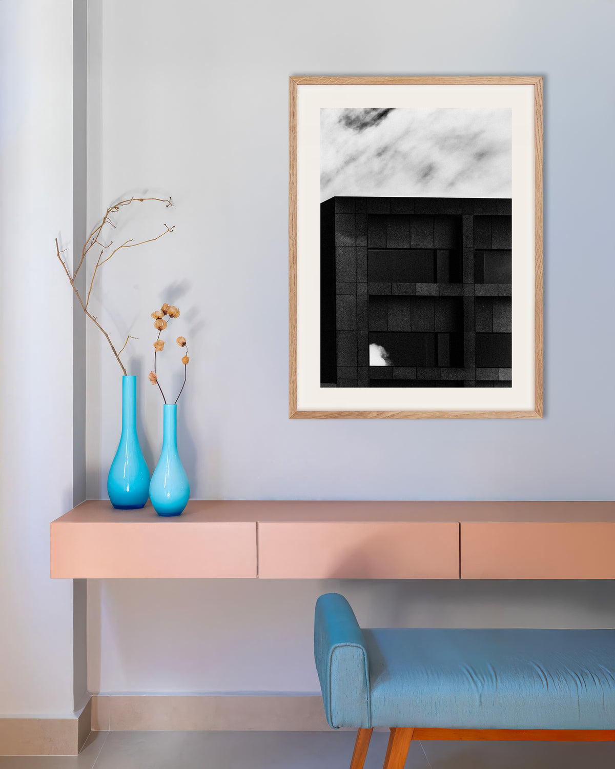 Póster «Fachada oscura y nube pasajera», con marco de madera natural