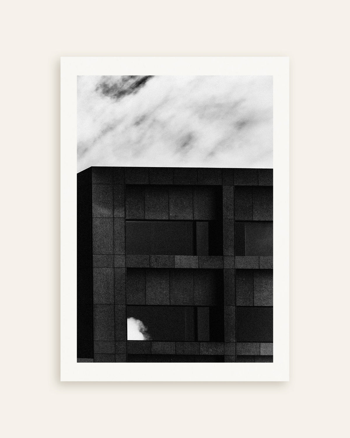 Póster «Fachada oscura y nube pasajera», miniatura