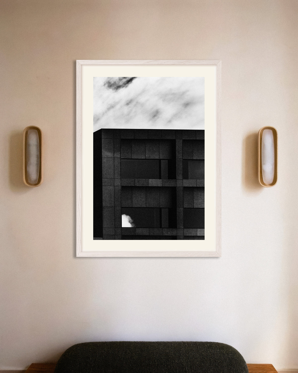 Póster «Fachada oscura y nube pasajera», con marco de madera blanca