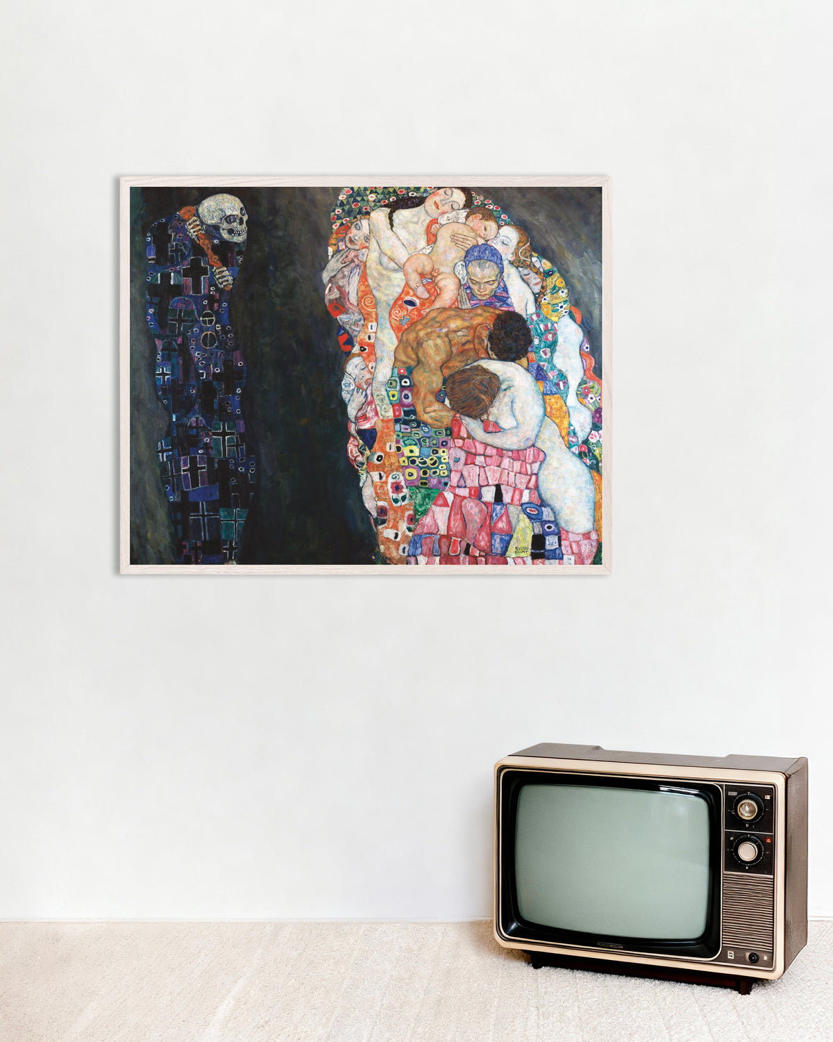 Póster Muerte y vida (1910–1915), de Gustav Klimt, con marco de madera blanca