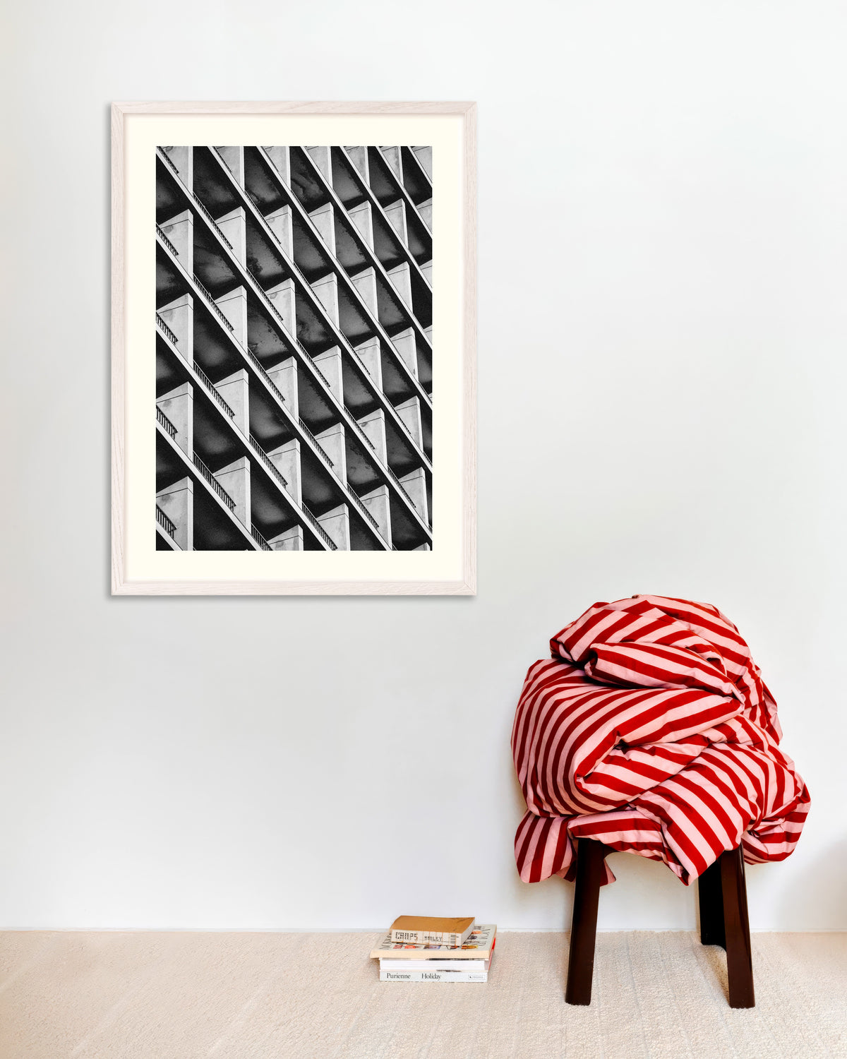 Póster «Ritmo diagonal de balcones», con marco de madera blanca