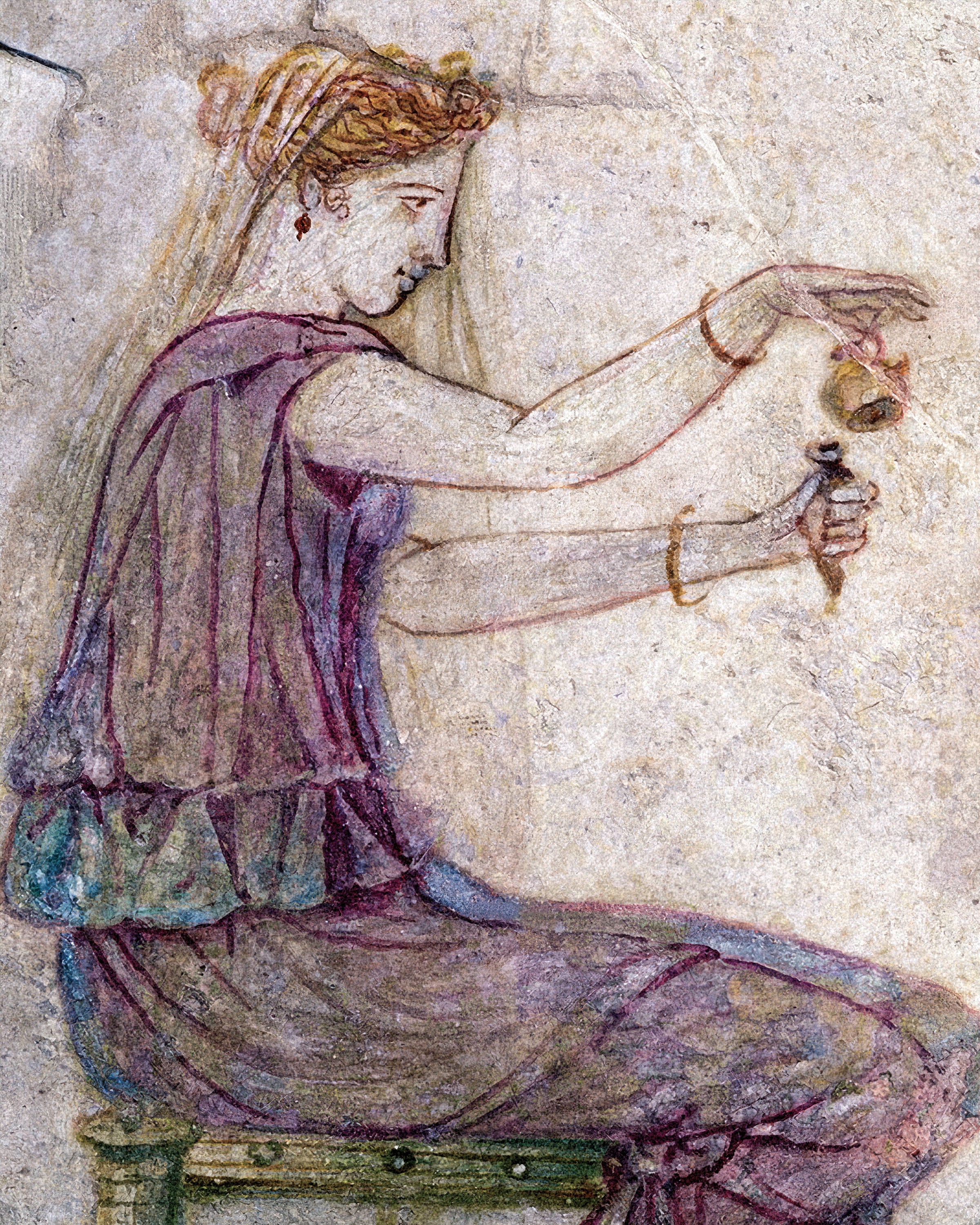 Mujer vertiendo perfume póster fresco