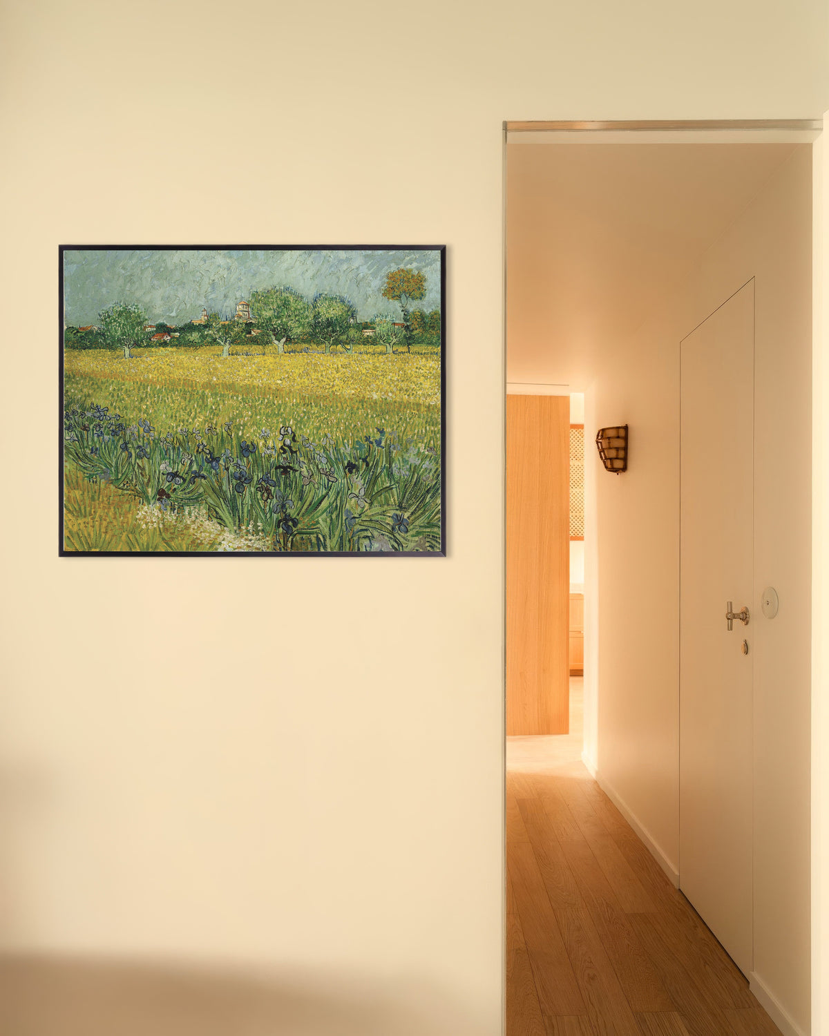 Póster de Campo con lirios cerca de Arlés (1888), de Vincent van Gogh, con marco metálico