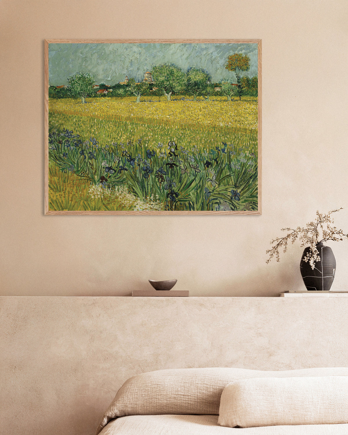 Póster de Campo con lirios cerca de Arlés (1888), de Vincent van Gogh, con marco de madera natural