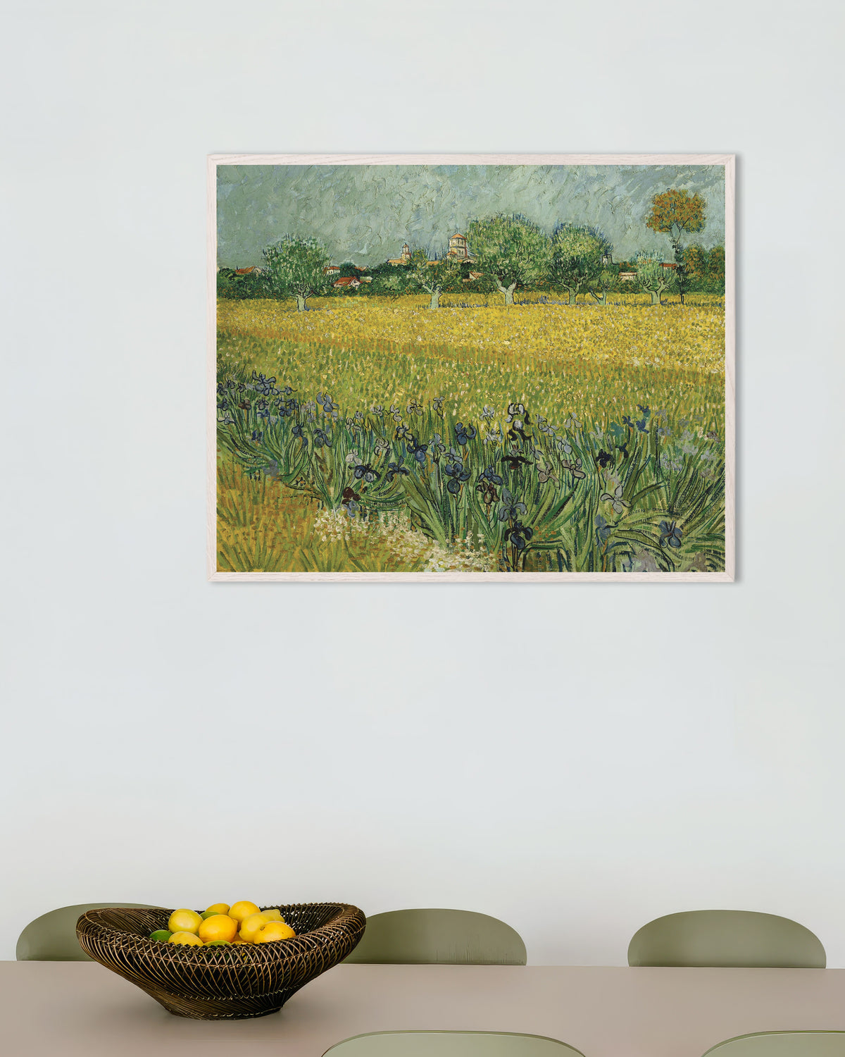 Póster de Campo con lirios cerca de Arlés (1888), de Vincent van Gogh, con marco de madera blanco