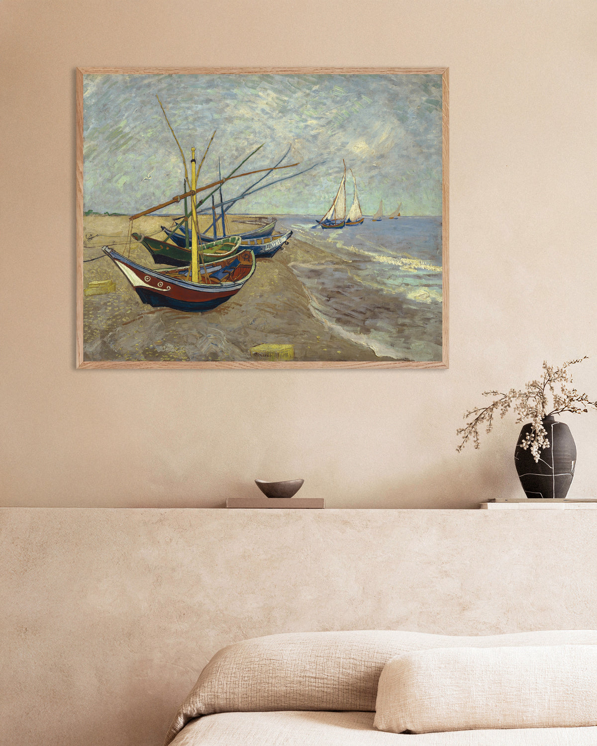 Póster Barcas de pesca en la playa de Les Saintes-Maries-de-la-Mer (1888), de Vincent van Gogh, con marco de madera natural