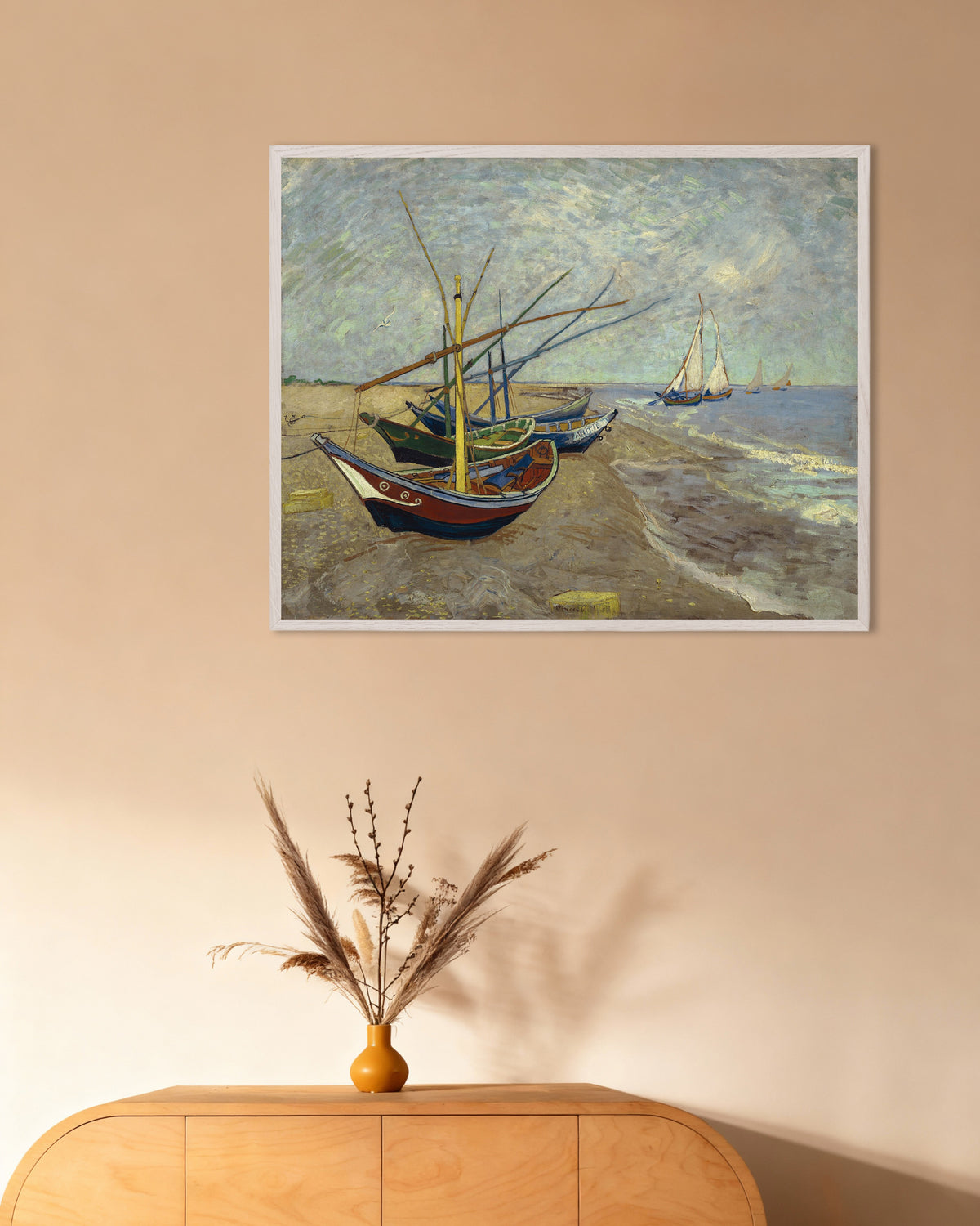 Póster Barcas de pesca en la playa de Les Saintes-Maries-de-la-Mer (1888), de Vincent van Gogh, con marco de madera blanca