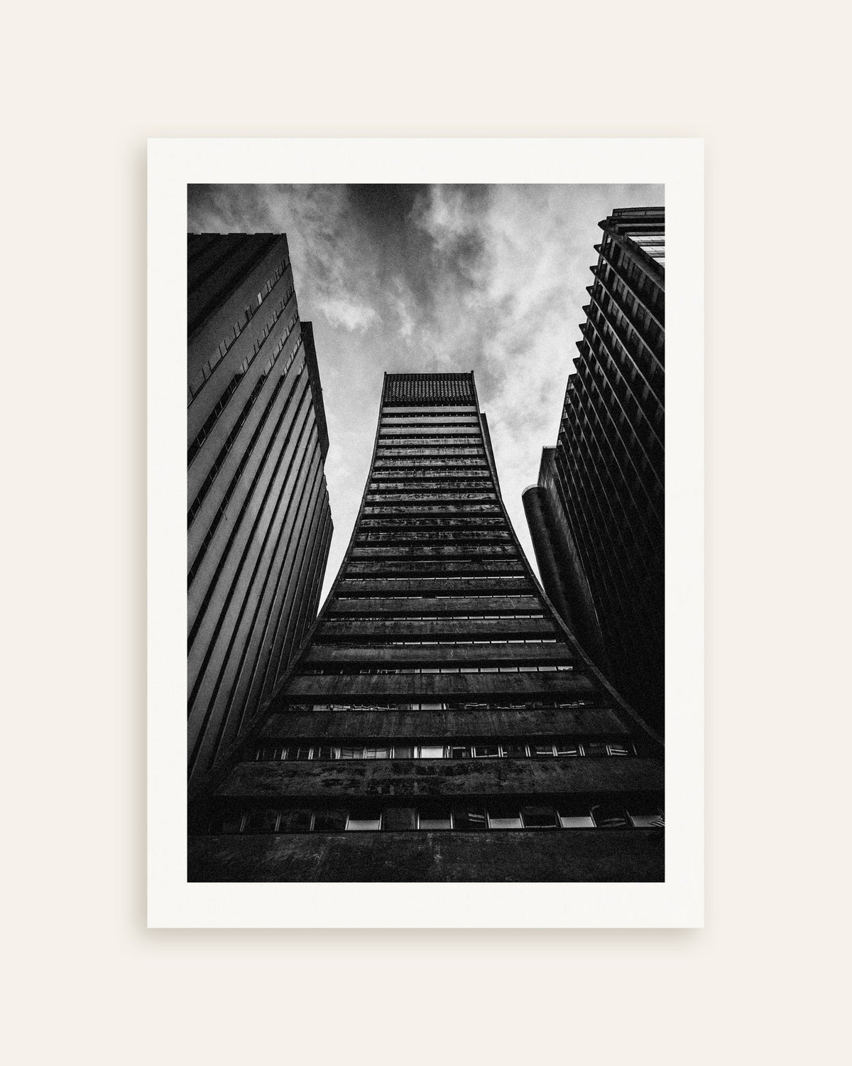 Póster «Torre acampanada entre gigantes», miniatura