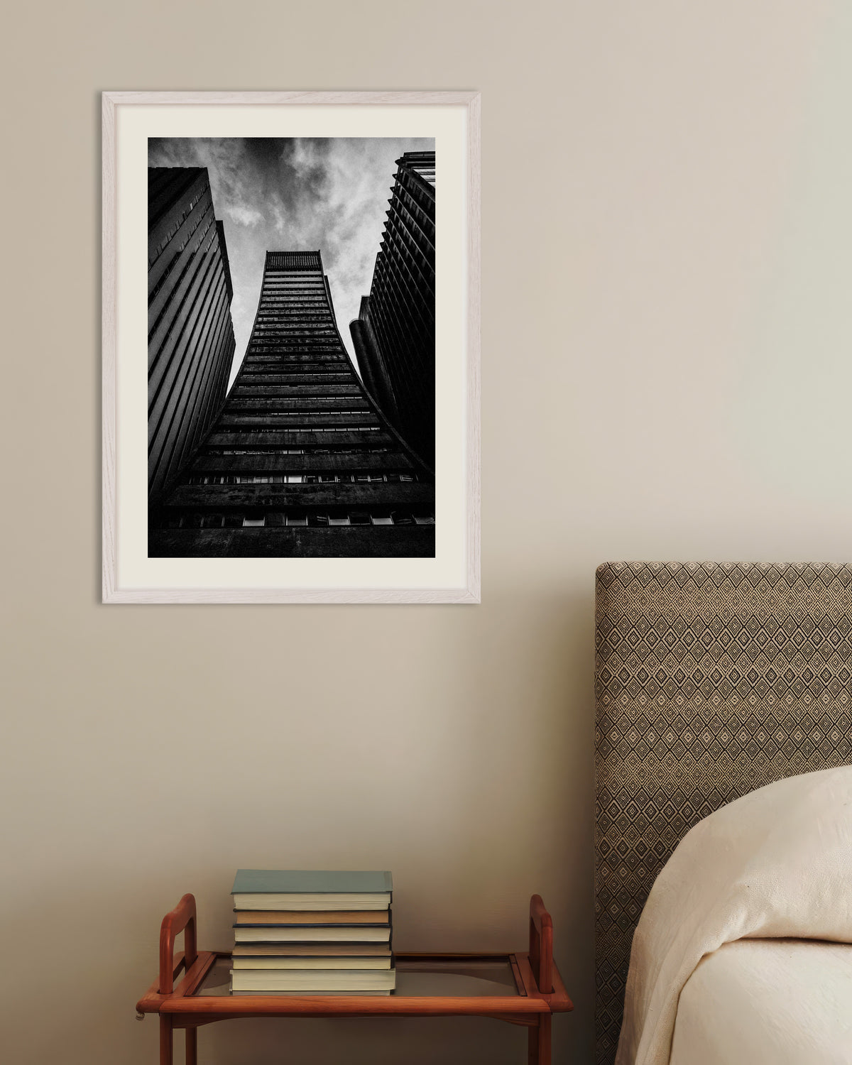 Póster «Torre acampanada entre gigantes», con marco de madera blanca