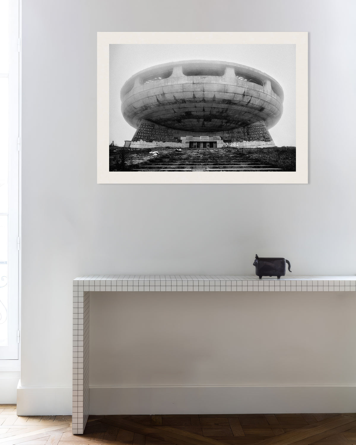 Póster «Monumento a un platillo volante entre la niebla»