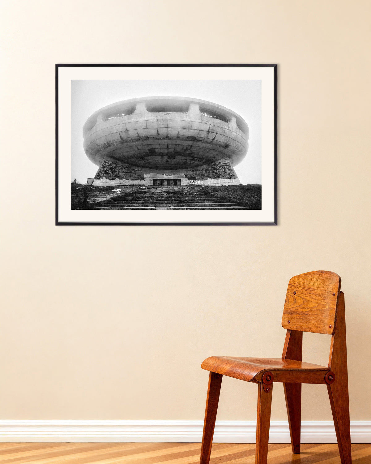 Póster «Monumento a un platillo volante entre la niebla», con marco metálico