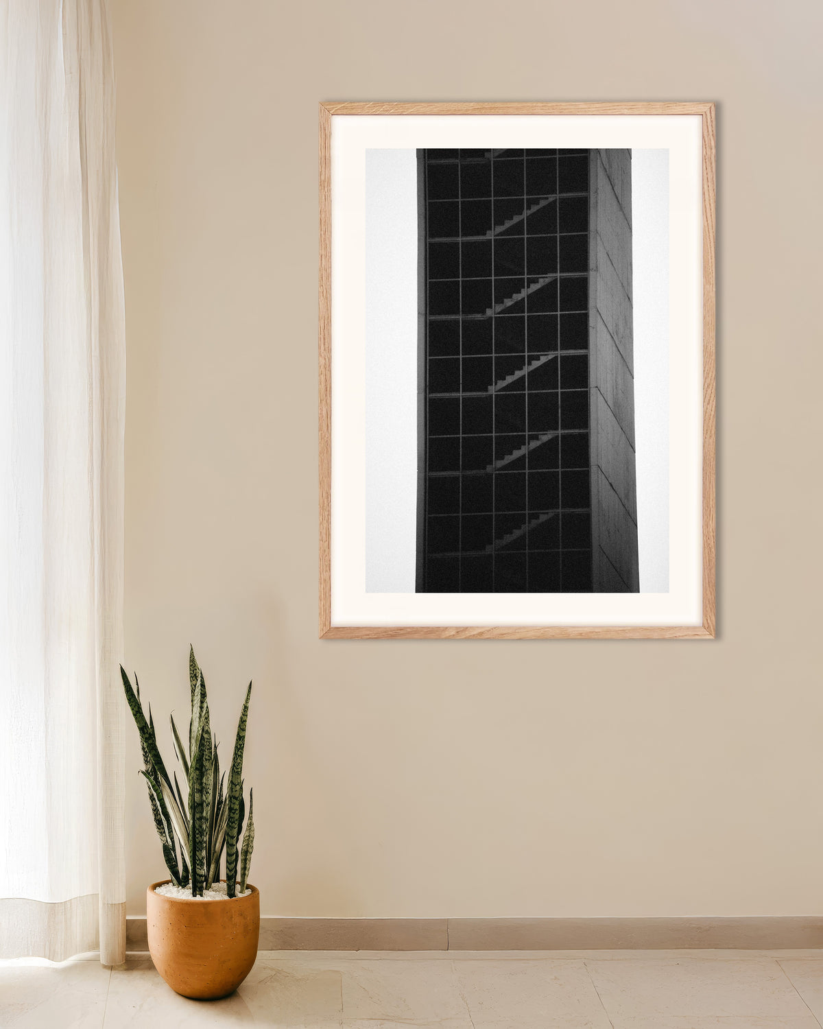 Póster «Torre de escaleras de cristal», con marco de madera natural