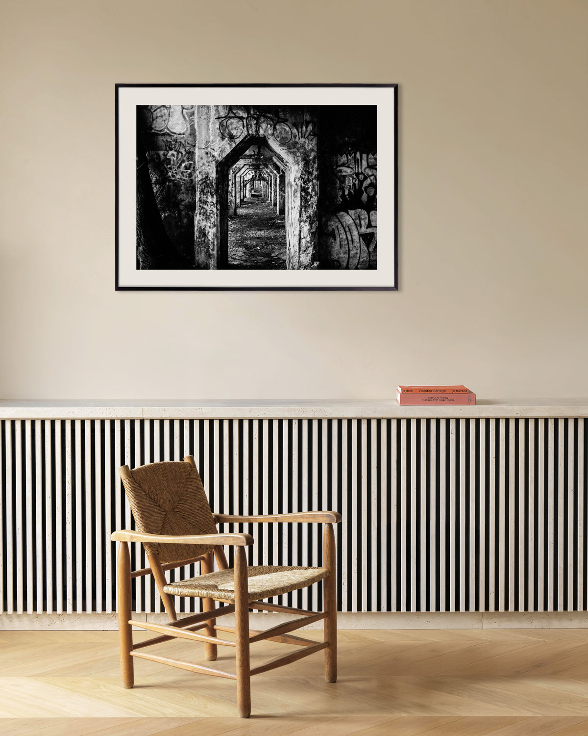 Póster «Galería en ruinas cubierta de grafitis», con marco metálico
