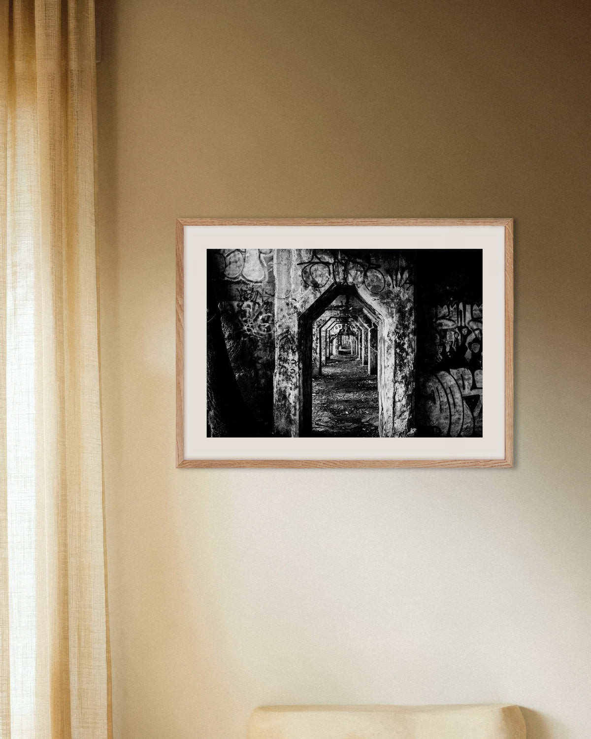Póster «Galería en ruinas cubierta de grafitis», con marco de madera natural
